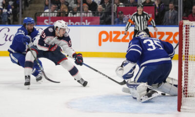 Columbus Blue Jacketsin Yegor Chinakhov naulasi maalin Toronto Maple Leafsin Ilya Samsonoville.
