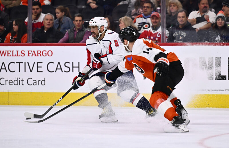 Washington Capitalsin Alexander Ovechkin pelaa Philadelphia Flyersin Sean Couturieria vastaan.