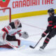 New Jersey Devilsin maalivahti Nico Daws ja Ottawa Senatorsin keskushyökkääjä Josh Norris.