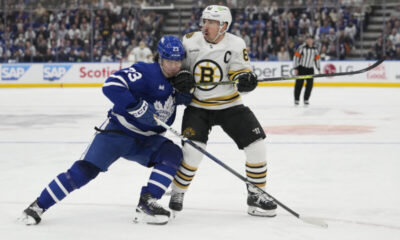 Boston Bruinsin Brad Marchand ja Toronto Maple Leafsin Matthew Knies.