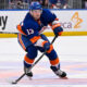 New York Islandersin Mathew Barzal naulasi voiton.